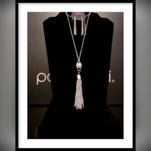 Paparazzi Jewelry Diva Dance Party Necklace and Earring Set.